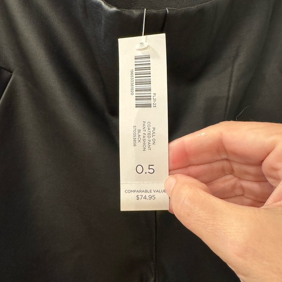Chicos Faux leather pant. Black. Size 0.5 - Picture 6 of 12
